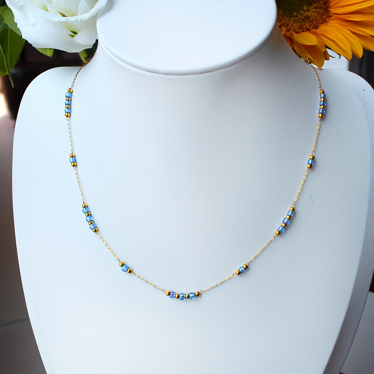 E-shop Elegante, vintage-inspirierte, eisblaue Glaskettchen-Halskette für Damen - Edelstahlschmuck mit goldenfarbenen Akzenten, für den oder als