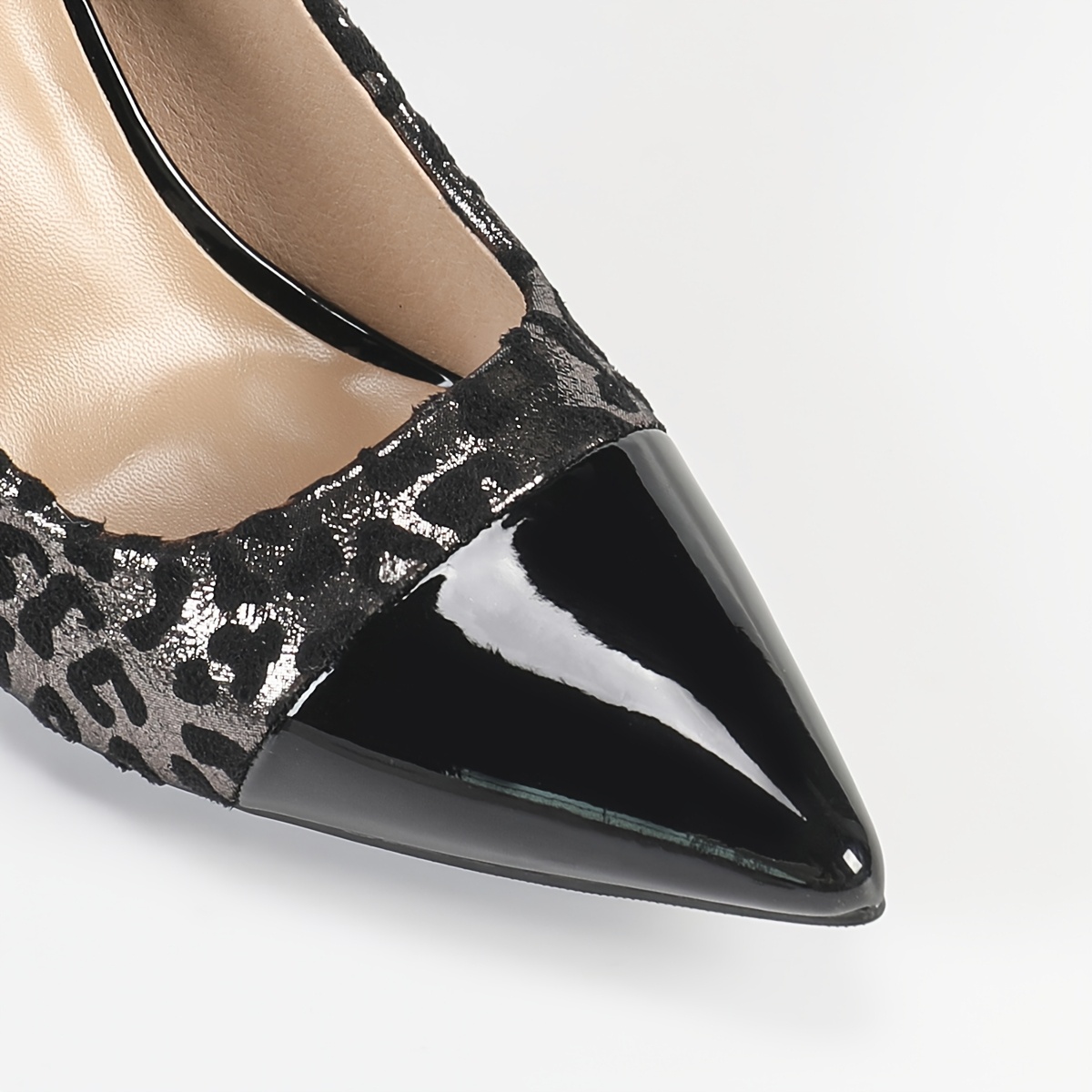 European And American Style Fashionable Chunky Heel Shoes with Leopard Print, Elegant Pointed Toe, New High Heels for Spring, Summer, Autumn, And Winter 2025.