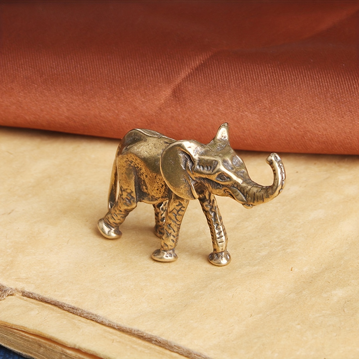

1pc Antique Brass Elephant Figurine, Mini Good Luck Desk Decor, Vintage-style Prosperity Trunk Up Elephant, Brass Collectible Animal Statue, Room Decor, Home Decor