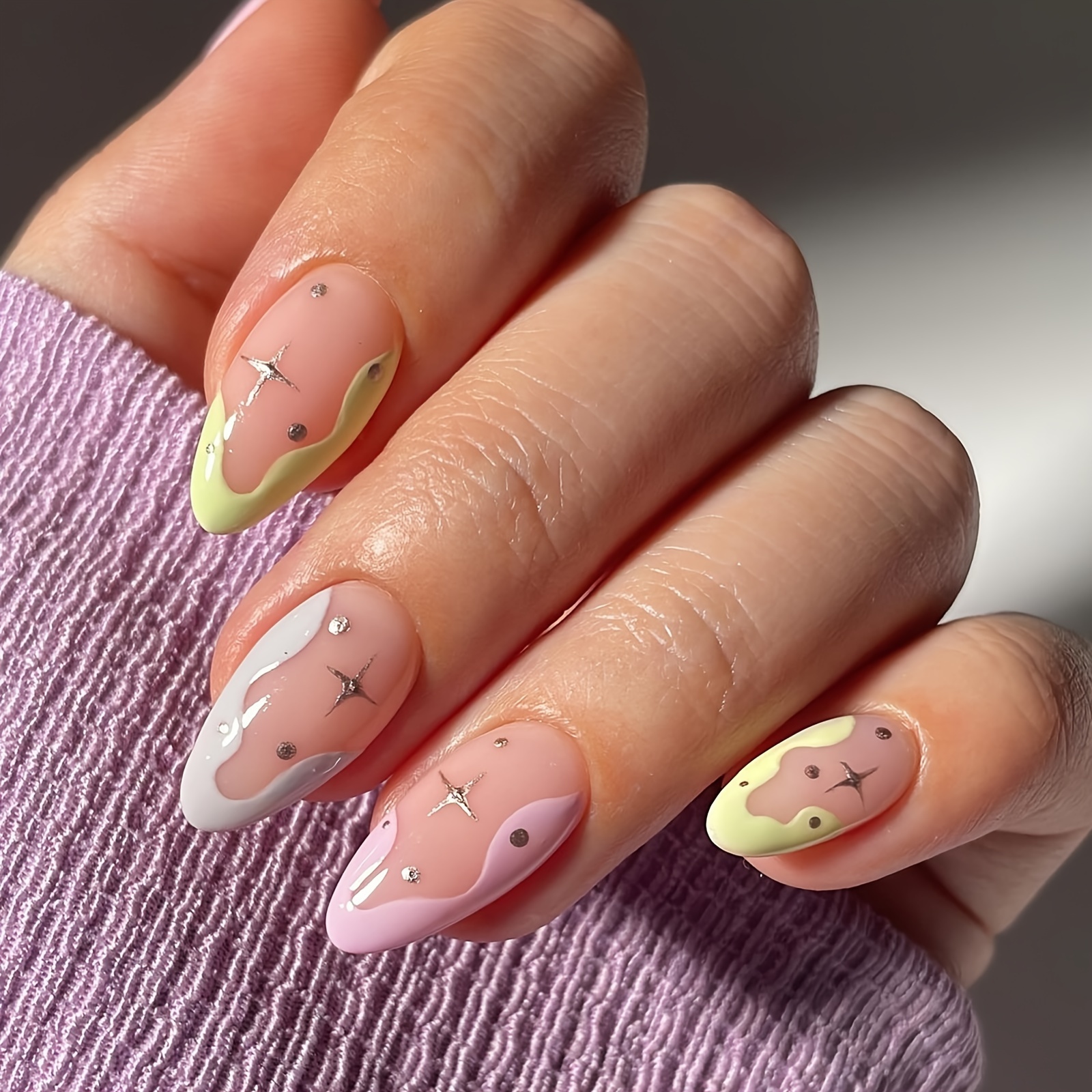 E-shop Verleihen Sie Ihrem Look sofort Stil mit diesem kompletten Set aus 24 kurzen Tränenförmigen Press-On-Nageln im French-Colorblock-Look mit