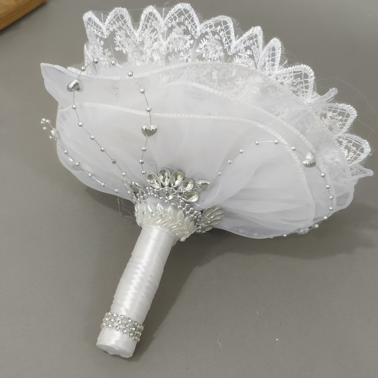 E-shop Schöner weißer Kunstherz-Stickerei-Spitzen Dekorativer Hand-Bouquet-Blumenständer aus Kunststoff - Tonsockel Vasen-Accessoire, Hochzeit und