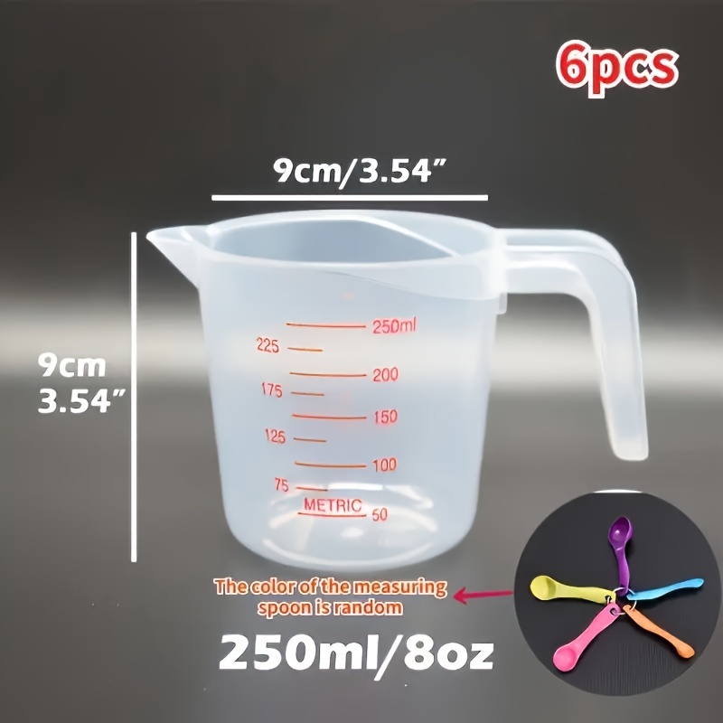 Un juego de vasos y cucharas medidoras de plástico, que incluye cinco cucharas apilables, ideal para mediciones precisas en la cocina y la repostería. Estos vasos medidores cuentan con un boquilla y mango, lo que los convierte en herramientas de cocina esenciales.