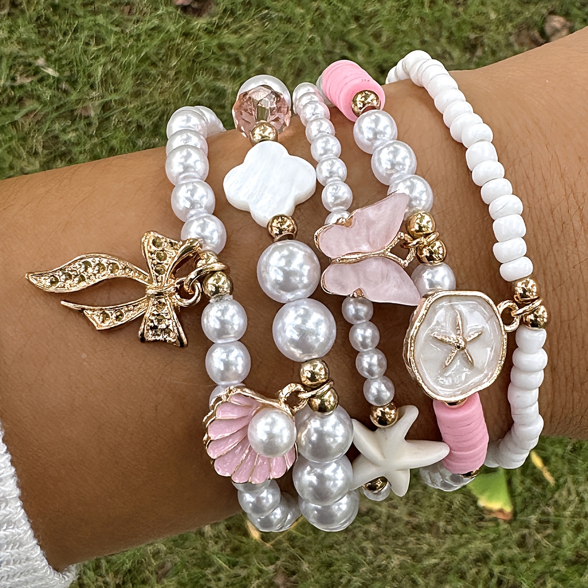 E-shop 5-teiliges elegantes stilvolles mehrschichtiges stapelbares Armband-Set aus Metall mit Anhängern in Muschel-, Seestern- Schleifenform sowie