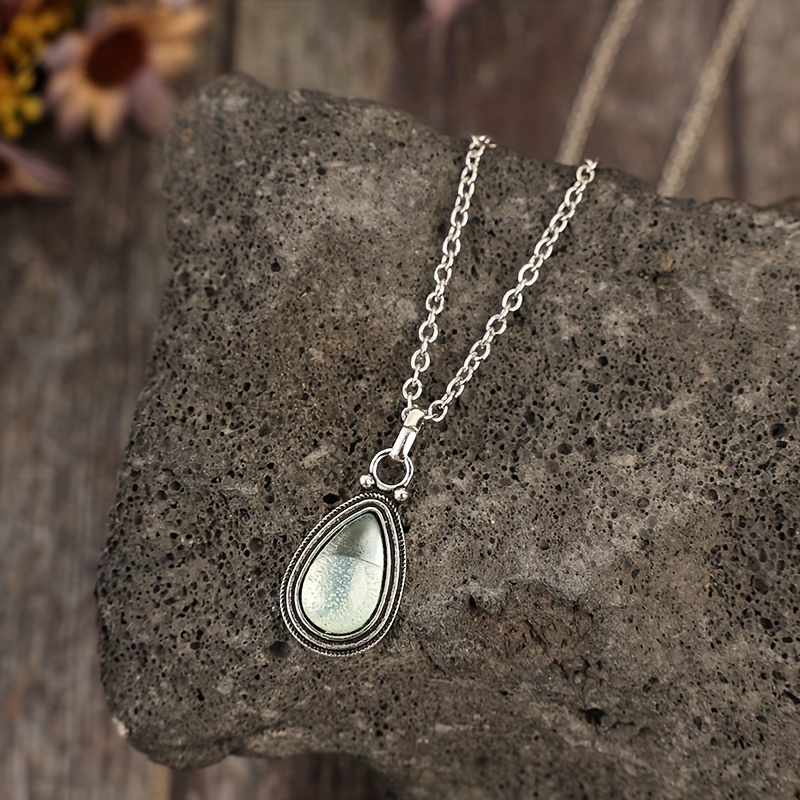 A New Retro Water Drop Pattern Inlaid Green Synthetic Synthetic Gems Alloy Exquisite Necklace