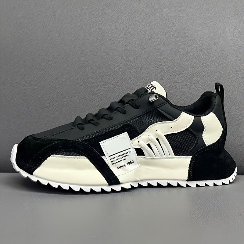 [Baskets] Chaussures de course sur route pour hommes disponibles en cinq couleurs, avec une coupe confortable et une augmentation de la hauteur visible. Ces chaussures de sport populaires conviennent à diverses occasions et à toutes les saisons, parfaites pour les activités de plein air et les entraînements.