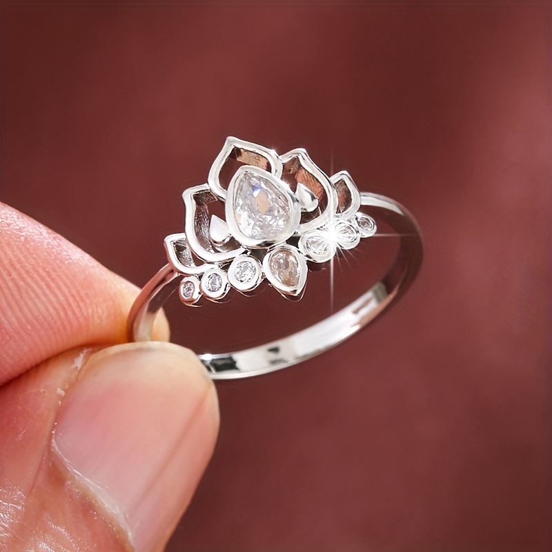 Women's Fresh Lotus Shape Ring Inlaid with Synthetic Zirconia
