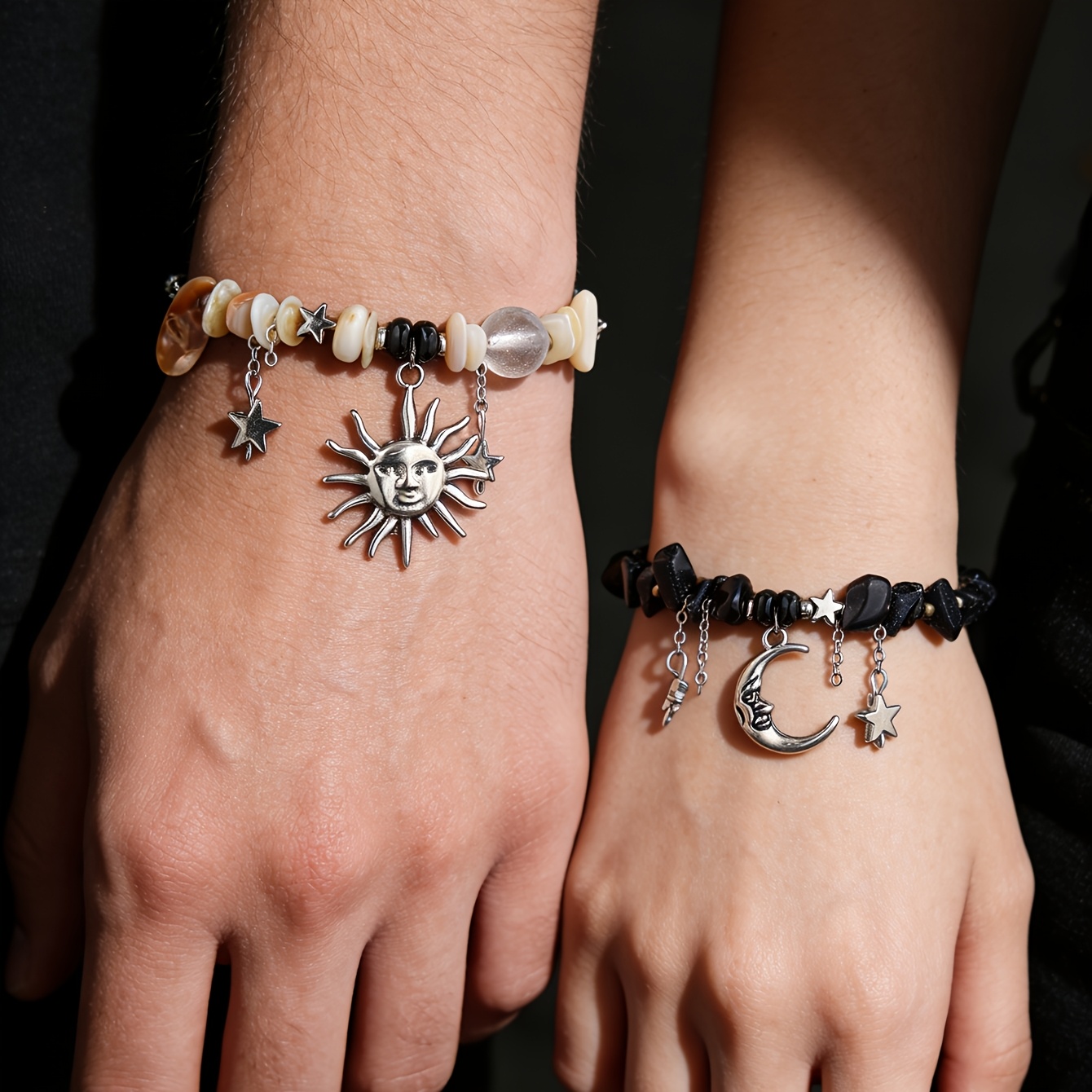 E-shop 2-teiliges Set Natürlicher Legierung Anhänger Armband Set, Valentinstag Paar Stapelbares Armband Set mit Mond Sonne Anhänger Fünfzackiger Stern
