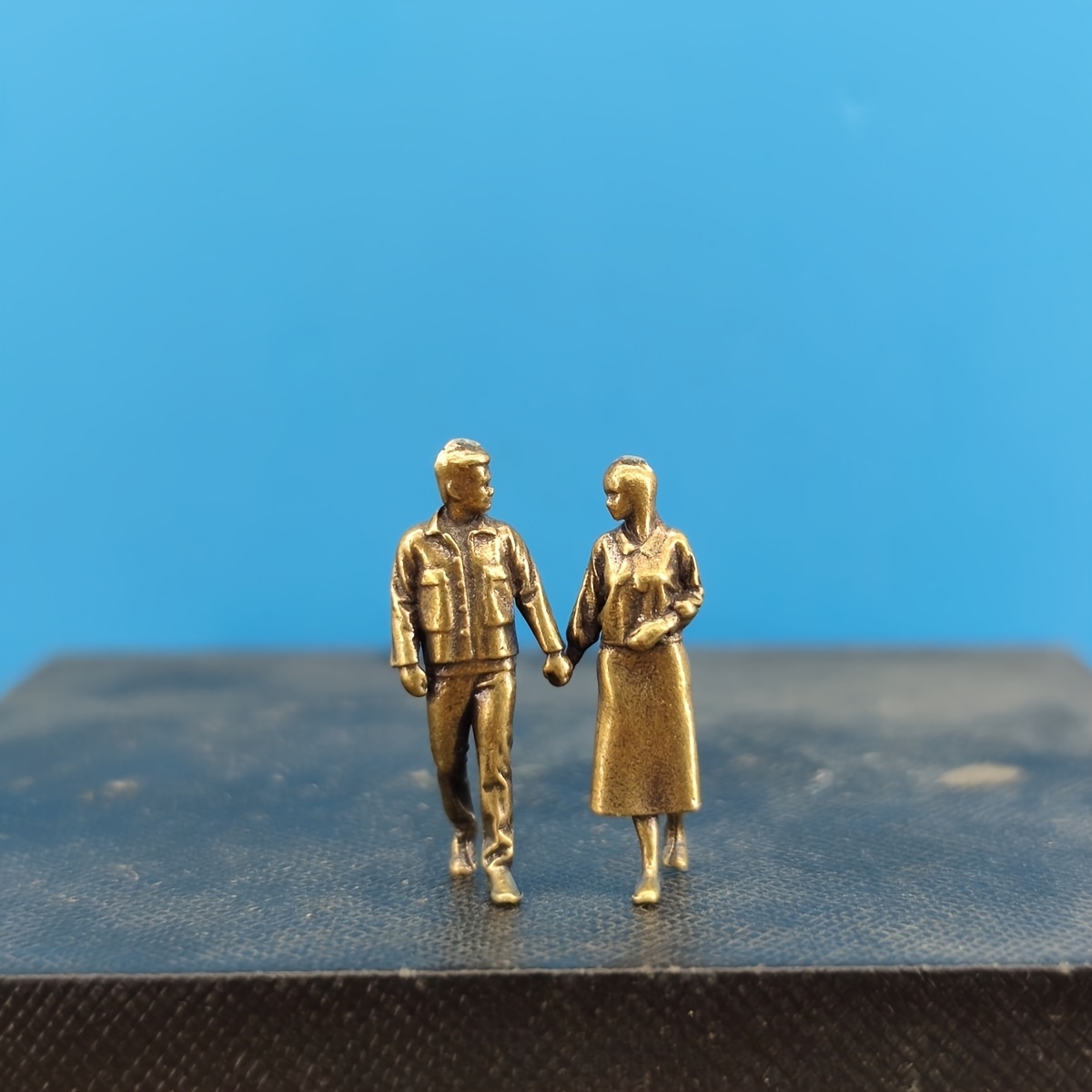 TEMU Brass Micro Walking Hand-in-hand Couple White Model Scale Paintable Sand Table Landscape Figurine, Sweet Couple Miniature Statue Collectible,