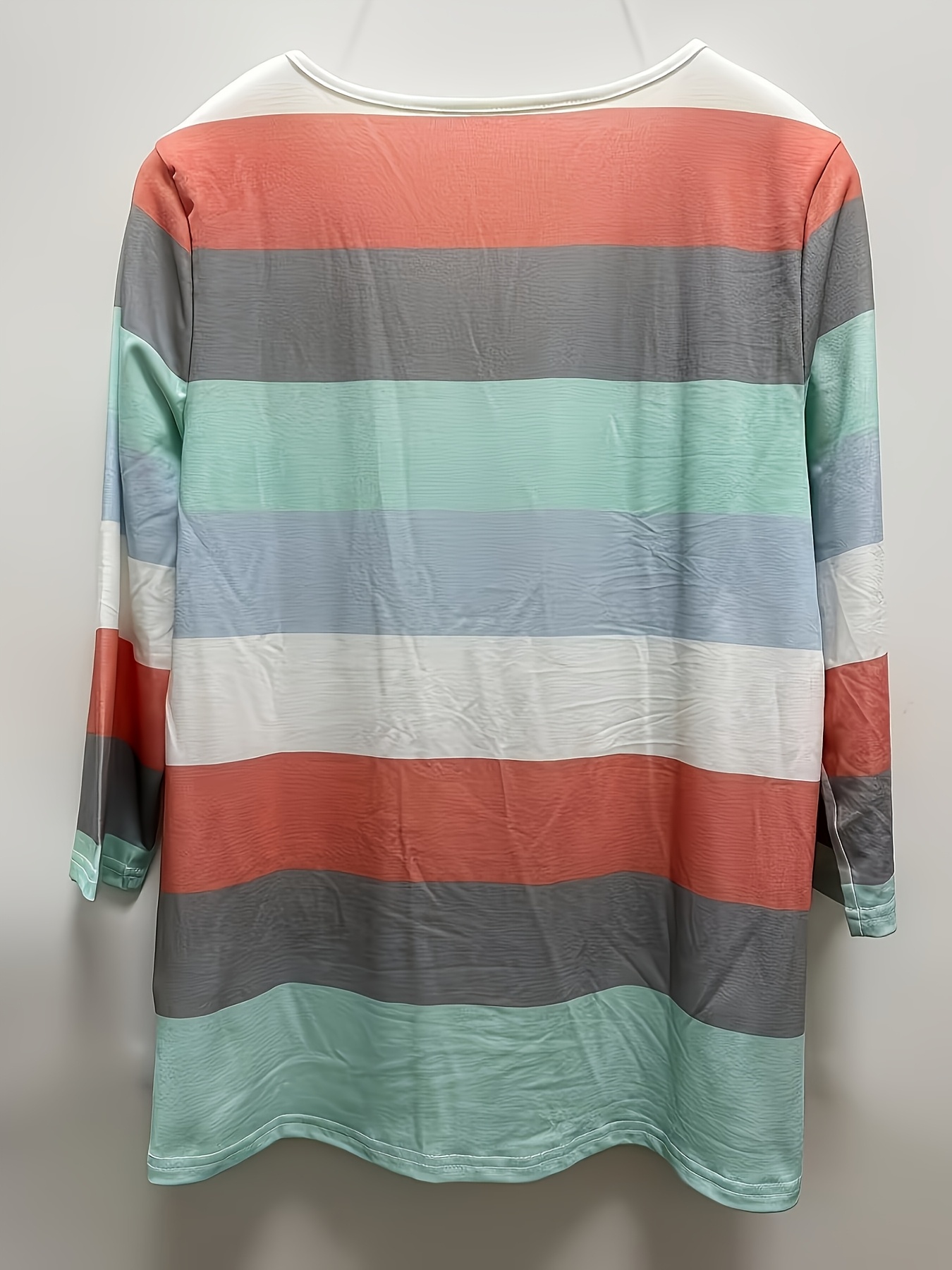 Nouvelle Arrivée Printemps/Été Mode Femme, Style Décontracté, T-shirt de Base Ample à Rayures, Col en V, Manches Trois-Quarts, Boutonné, Haut Polyvalent pour les Trajets Quotidiens et les Rendez-vous, Tendance Streetwear pour Sortie Quotidienne, Lavable en Machine - Convient pour un Usage Quotidien Nouvelle Arrivée Printemps/Été Mode Femme, Style Décontracté, T-shirt de Base Ample à Rayures, Col en V, Manches Trois-Quarts, Boutonné, Haut Polyvalent pour les Trajets Quotidiens et les Rendez-vous, Tendance Streetwear pour Sortie Quotidienne, Lavable en Machine - Convient pour un Usage Quotidien