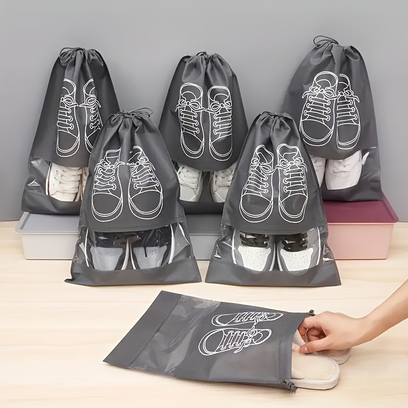 Una bolsa de almacenamiento de viaje transparente de alta resistencia con una estructura robusta y una apertura con cremallera - un organizador y protector de equipaje robusto para zapatos y bolsos - Cuenta con un diseño compacto que ahorra espacio, equipado con una fuerte cierre de cremallera