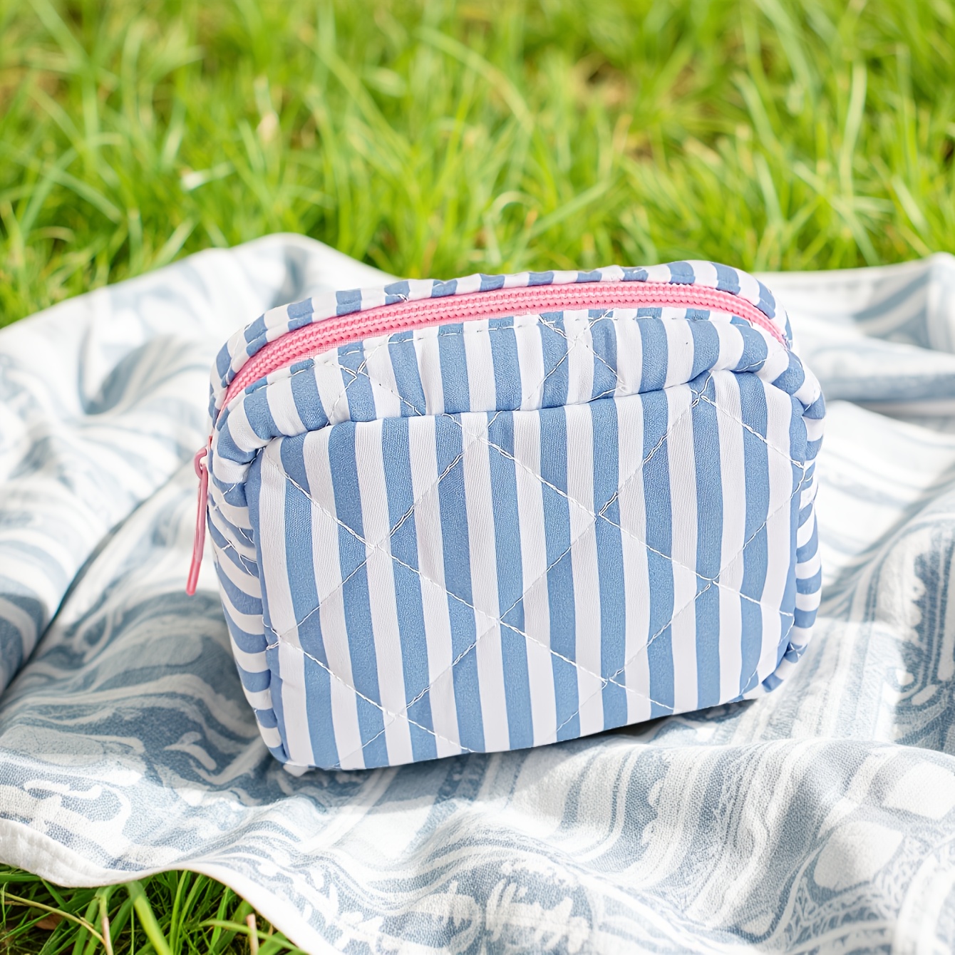 E-shop Blau gestreifte gesteppte Damen-Geldbörse, lässige stilvolle kleine Damen-Kosmetiktasche, tragbare Reise-Kosmetiktasche, unverzichtbare