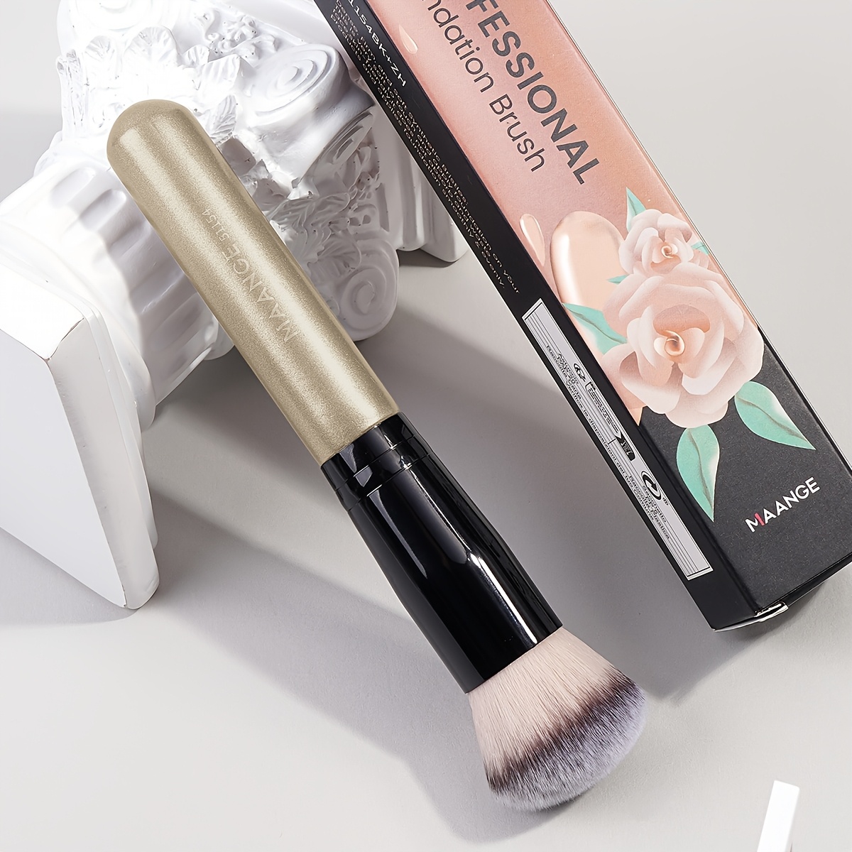 MAANGE Oval Foundation Brush for All Skin Types