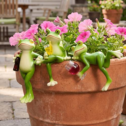 a garden frog statue ornament