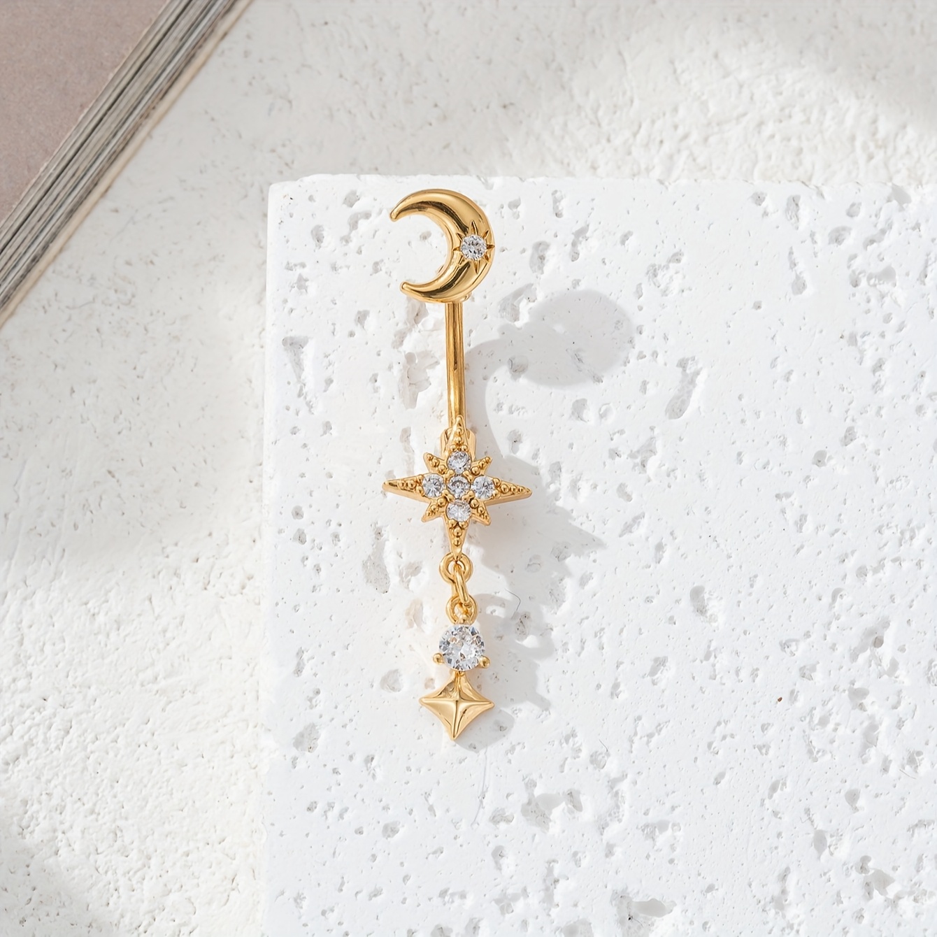 E-shop Ein stilvoller Damen-Nabelring mit einem und eleganten Mond- und Stern-Anhänger, verziert mit funkelnden Zirkonien, als Geschenk für Dates oder