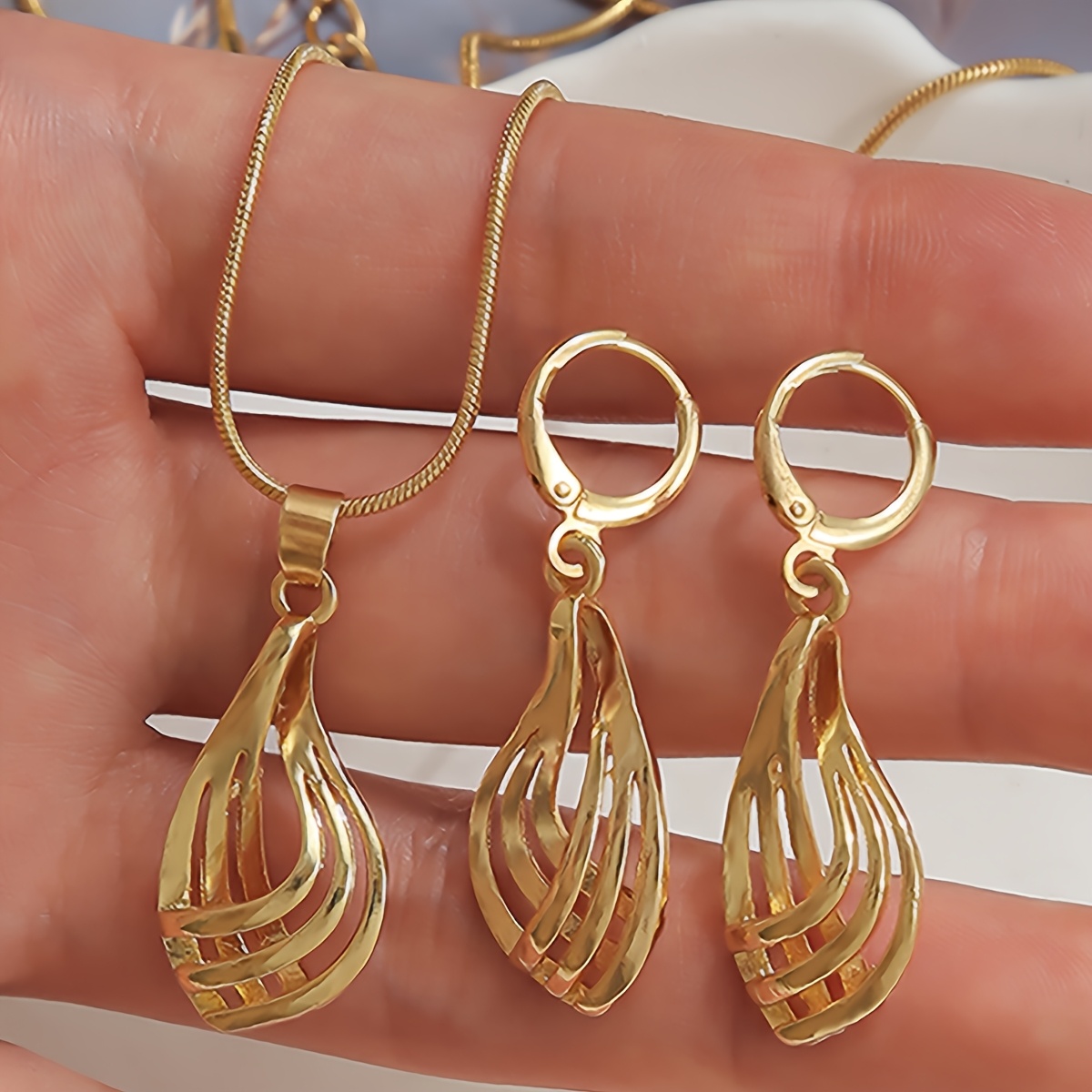 E-shop 3-teiliges Damenmode-Schmuckset mit Vintage-Ohrringen und Halskette, Einfache Hohle Geometrische Drehstecker, Elegante Vielseitige Accessoires