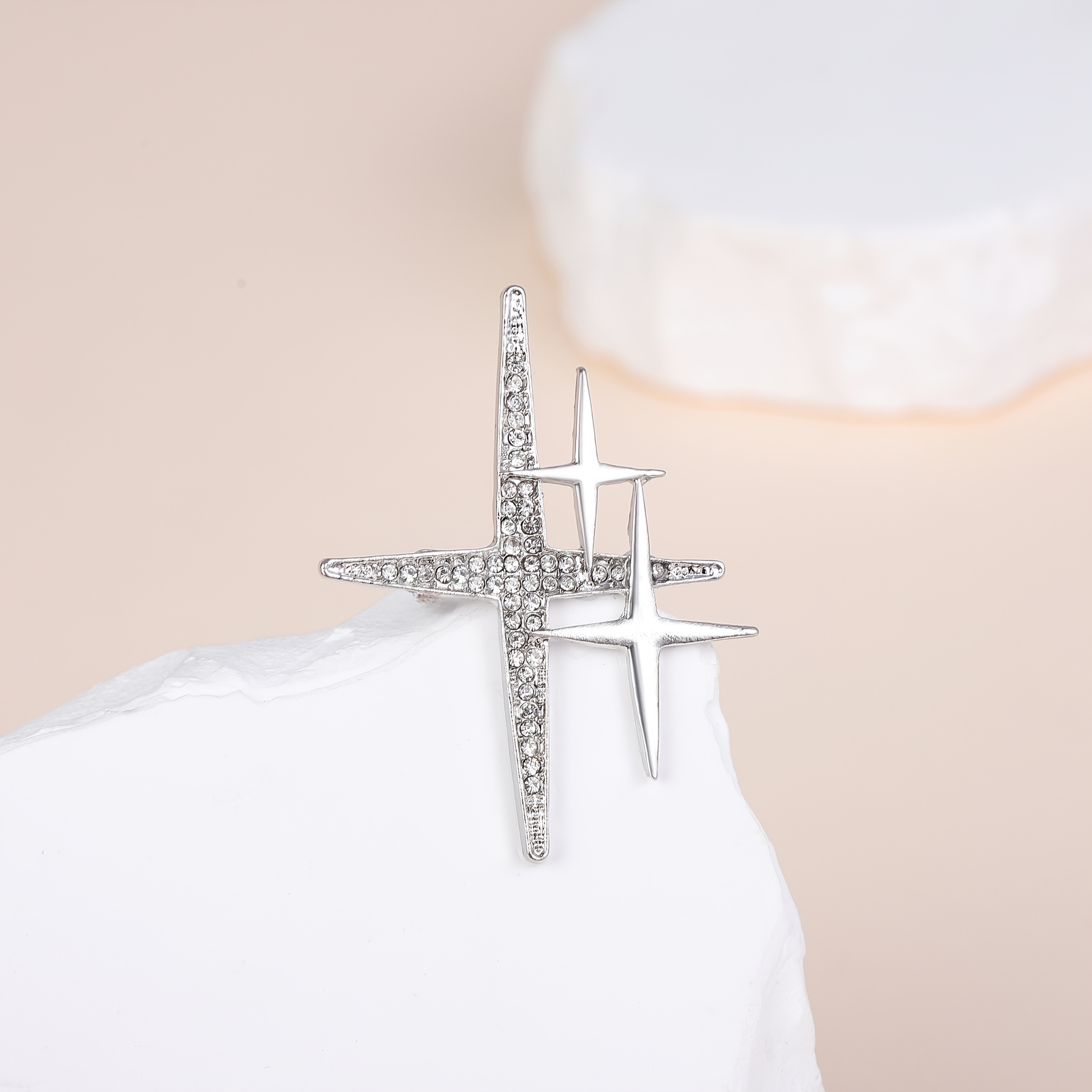 TEMU 1 pieza - Broche de estrella de puntas estilo frío, alfiler plateado con diseño de estrella, un accesorio único y de con diseño de estrella para