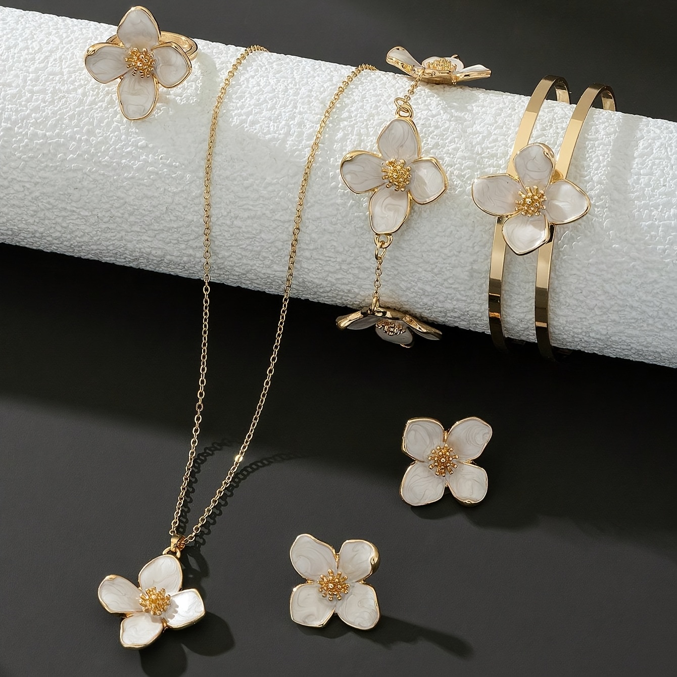 E-shop 5-teiliges Schmuckset für Damen: Romantischer und sanfter Urlaubsstil – Weißer Vierblatt-Anhänger, Ohrstecker, Ring, Armband und Armreif