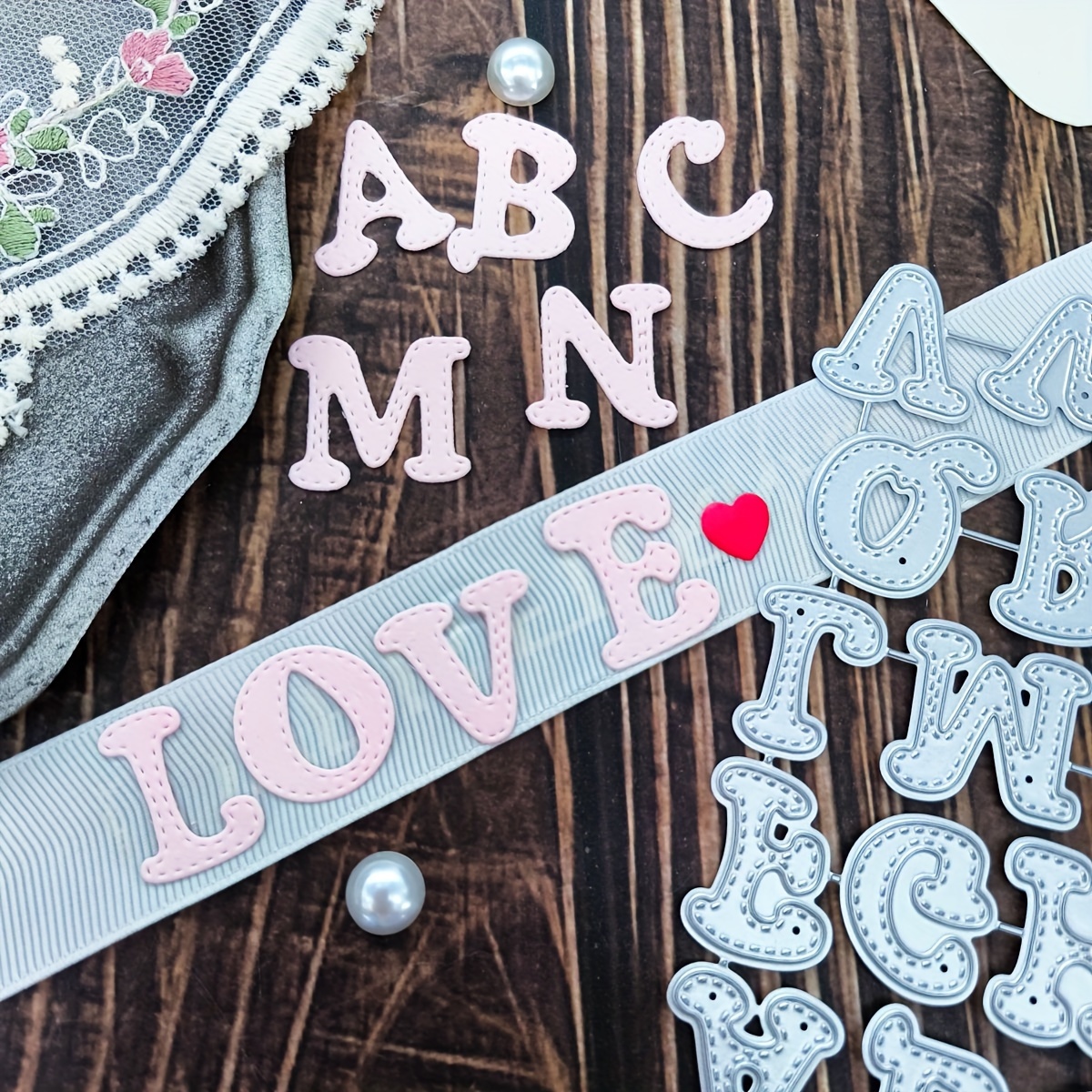 

Ensemble d'alphabet en métal gris argenté découpé - Thème des symboles script et numériques, 1 pack de grandes lettres majuscules de découpe et d'embossage pour l'artisanat et le scrapbooking DIY