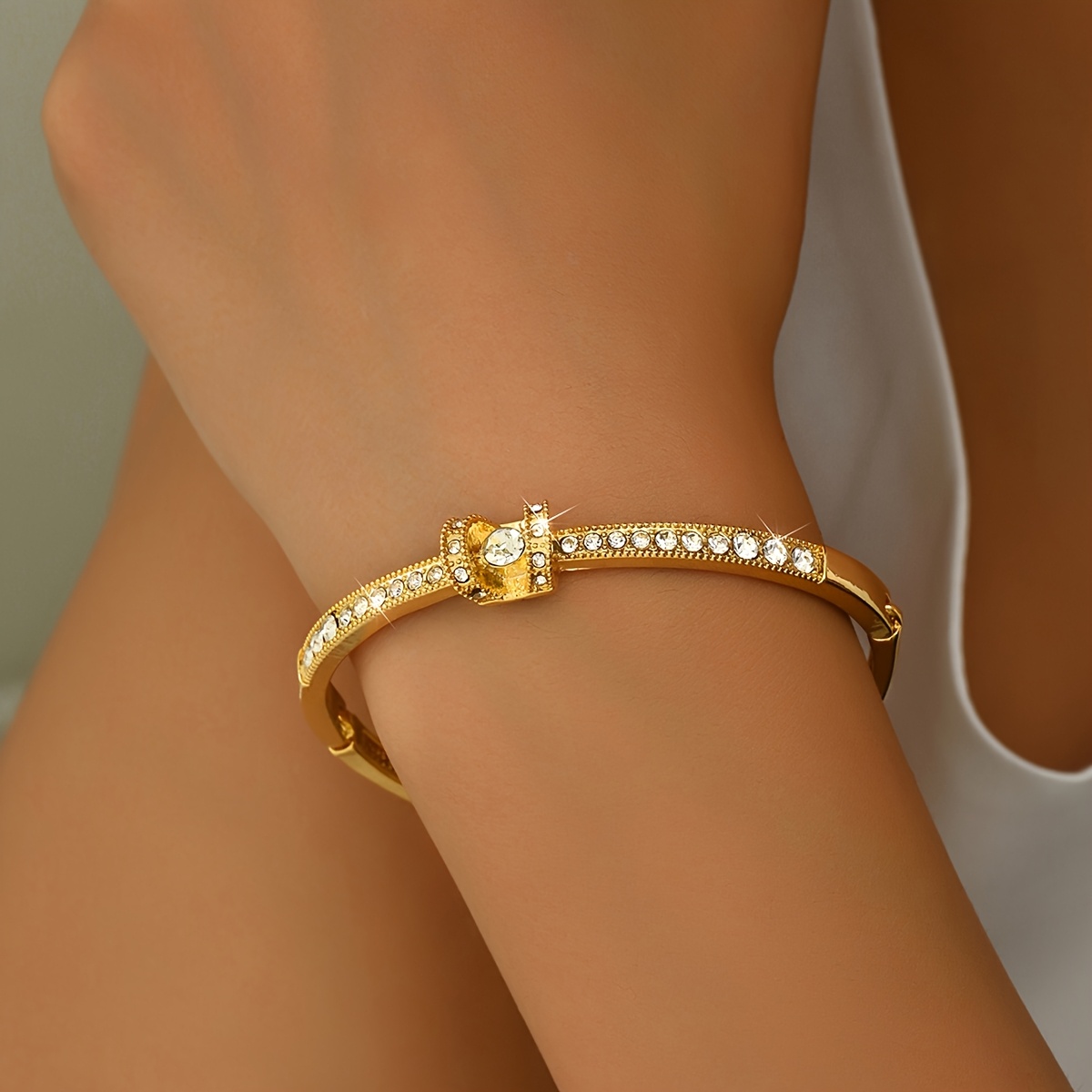 A Sparkling Women'S Fashion Bracelet with a Unique Cross Design for Valentine'S Day, Featuring 4G of Cubic Zirconia, Ideal for Parties And Banquets, And a Wonderful Gift for Girlfriends And Wives