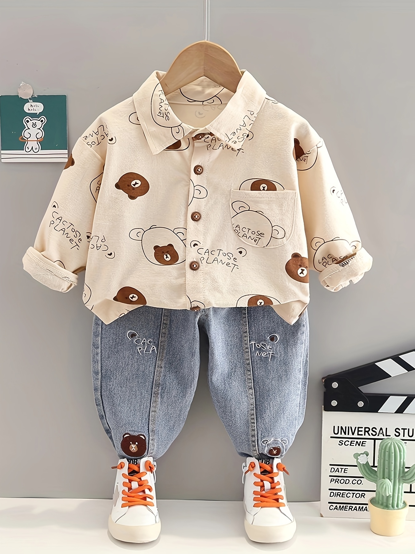Ensemble Garçons Imprimé Ours T-shirt + Jeans 2pcs, Polyvalent et à la Mode pour le Quotidien et les Festivals, Parfait pour l'Extérieur