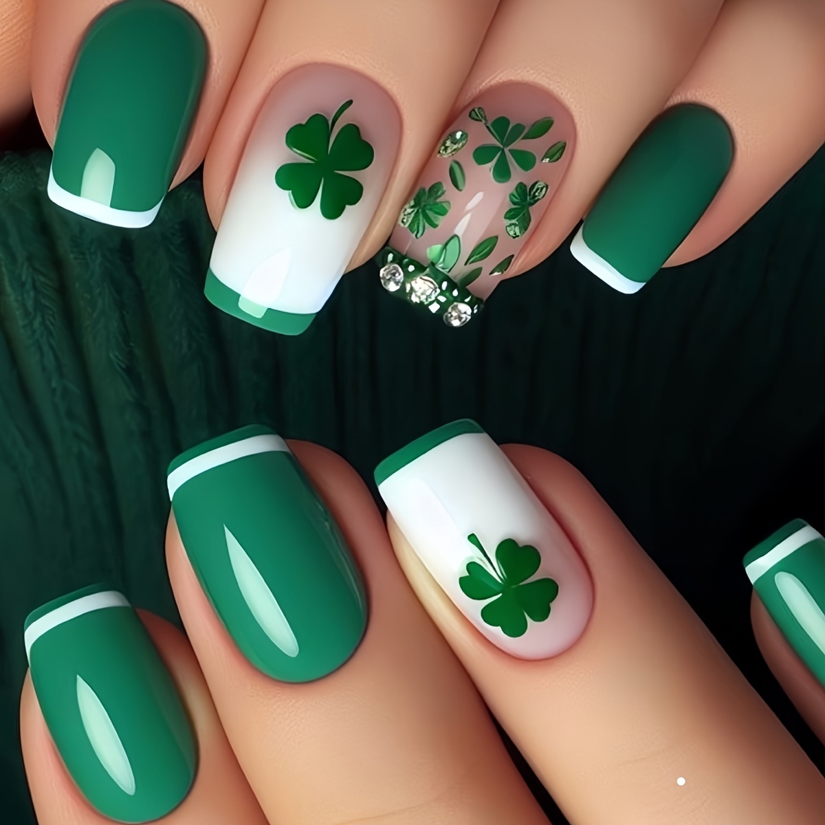 

Ensemble de 24 ongles pressés inspirés de la , carrée, longueur courte, verts mélangés avec un design de gradient et de clover, , avec des strass, -ongles et du gel et au