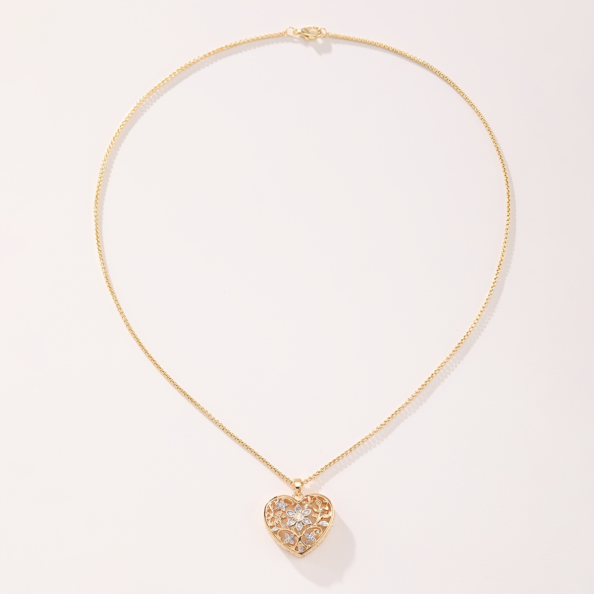 Image of Vintage Elegant Inlaid Synthetic Synthetic Zirconia Hollow-carved Heart-shaped Pendant Women's Necklace, Versatile Accessory For Casual Daily Wear, Travel, And Parties