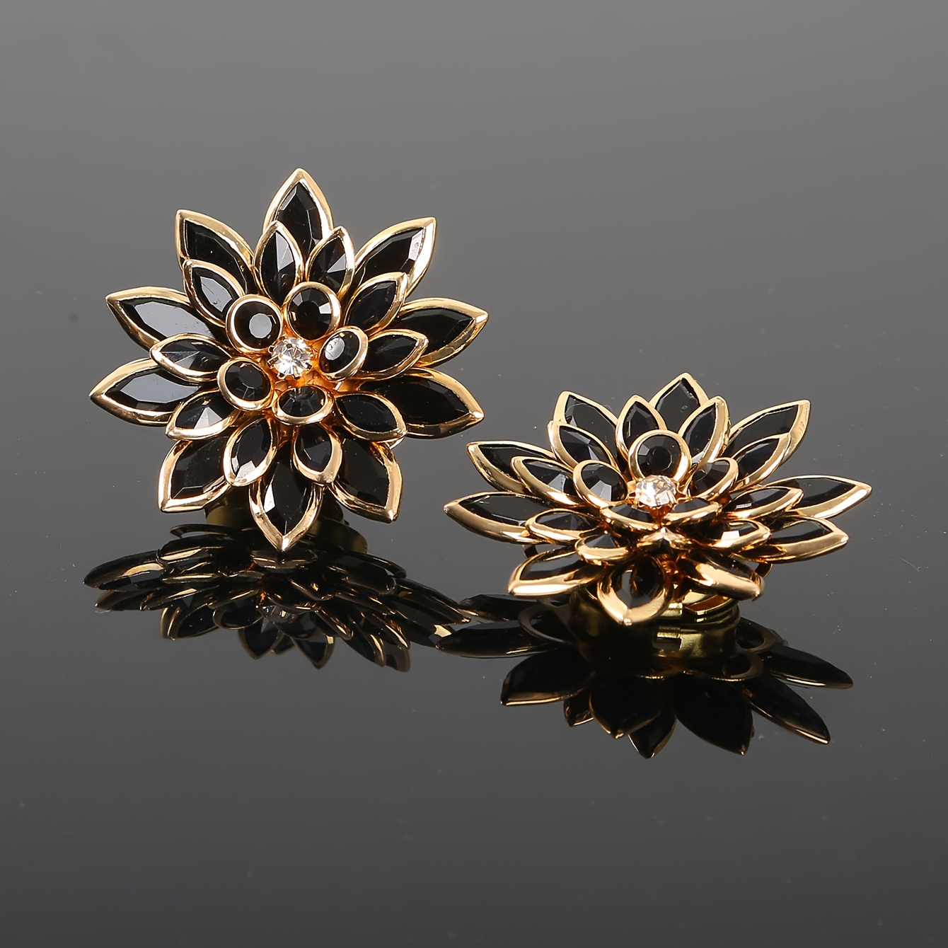 E-shop Ein Set aus zwei Knopf-Erweiterungen für Damen und Herren mit niedlichen Blumendesigns. Diese universellen Weihnachtsgeschenke werden mit
