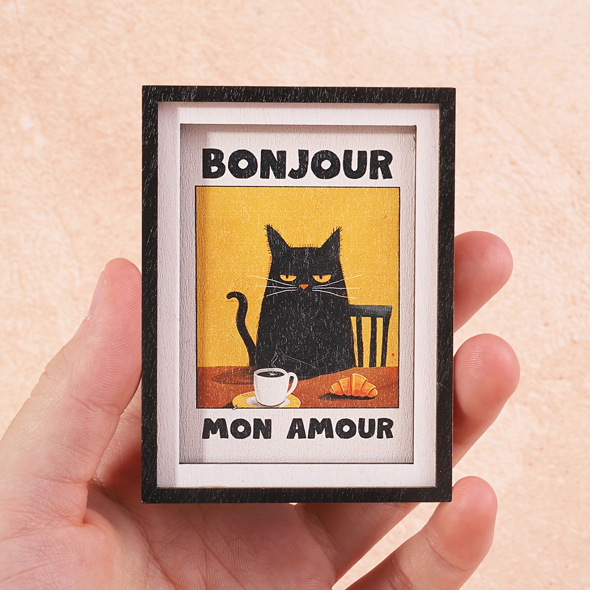 E-shop Ein Mini-Kühlschrankmagnet in Bilderrahmenform mit einem niedlichen schwarzen Katzen-Design, ein wunderbares Deko-Element, das die Atmosphäre