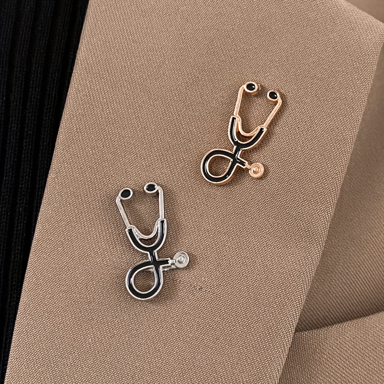 TEMU 2 broches para estetoscopio, adiciones de la serie médica europea y americana, insignias de metal para ropa y bolsos