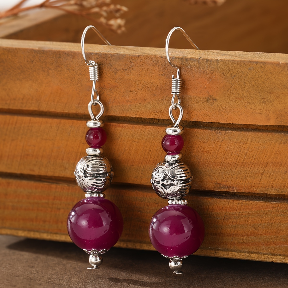 TEMU Boucles d'oreilles de style vintage avec perles rondes bordeaux et perles d'espacement sculptées, mélange de perles rondes grandes et petites.