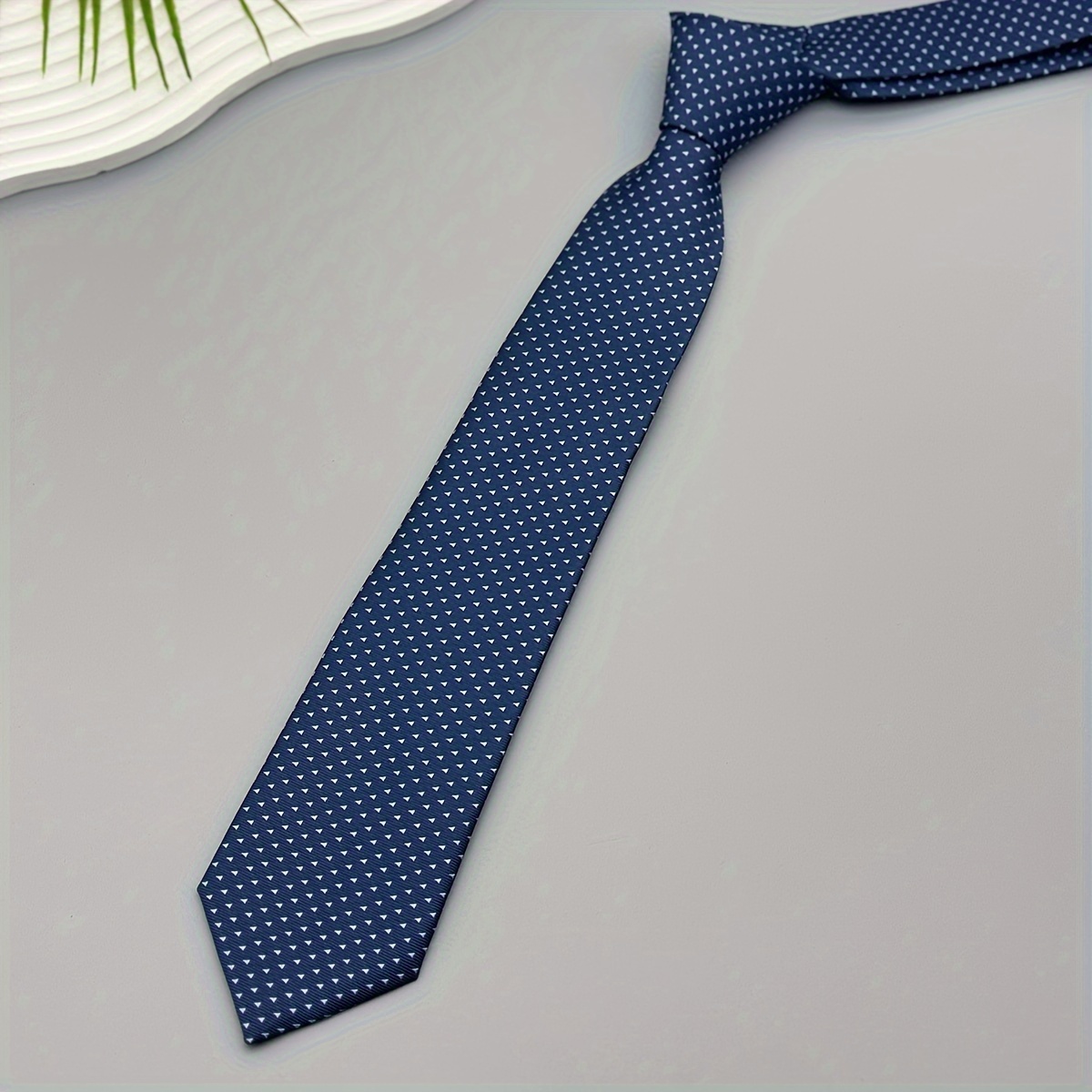 Men's Fine Crinkled Triangular Hand-Made Necktie