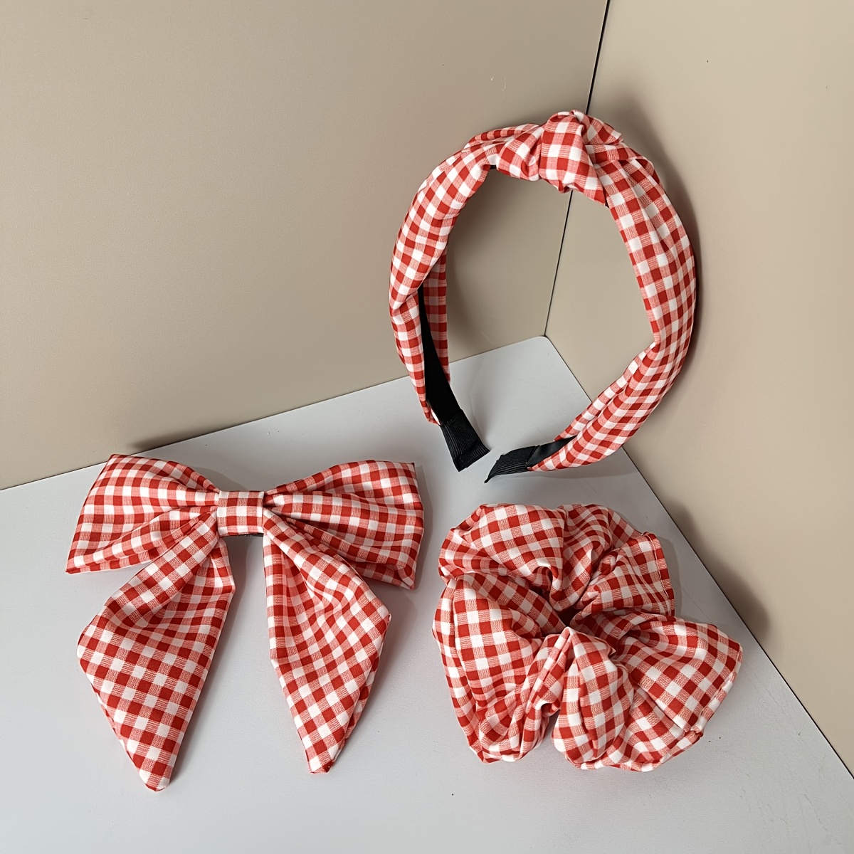 TEMU Set di tre pezzi con fascia per capelli in tessuto, , clip e elastico a quadri