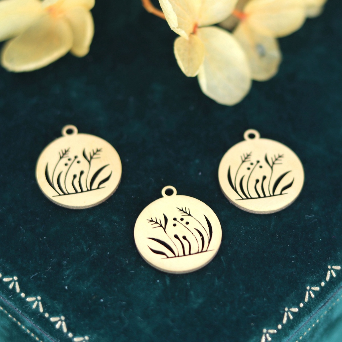 3pcs Stainless Steel Flower Grass Plants Pendants Round Charms For Bracelet Necklace Findings Jewelry Making Accessory