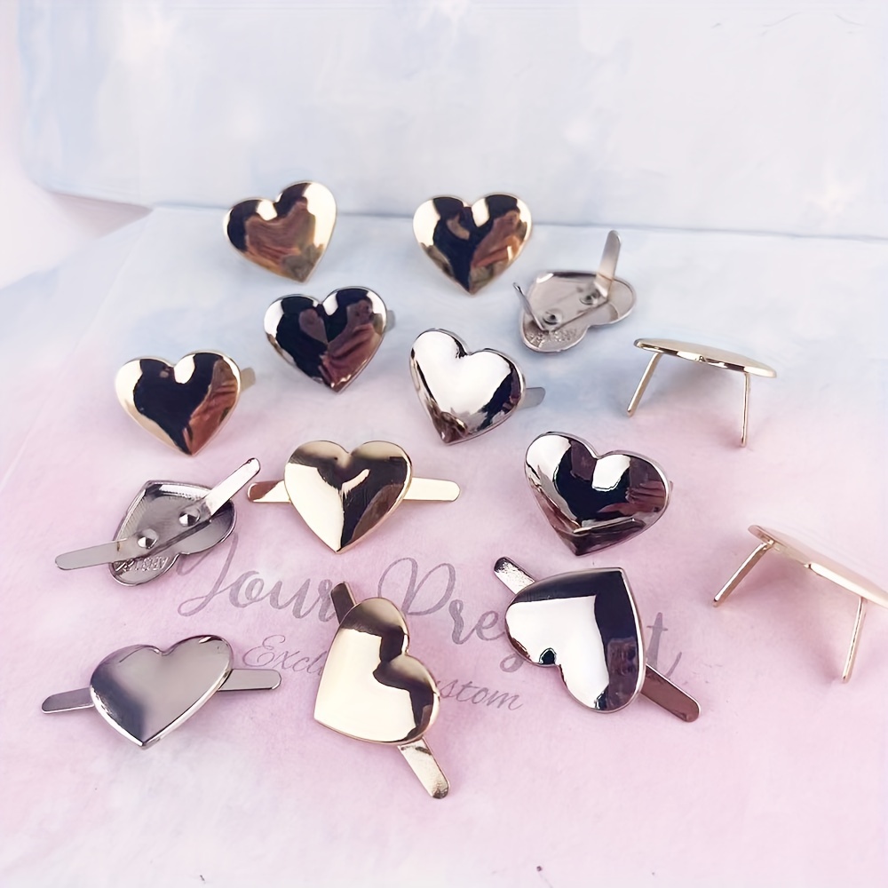 

A Set Of 10 Heart-shaped Jewelry Clasps, Heart-shaped Golden Decorative Clasps, Heart-shaped Shoe Buckles, Clothing Accessories Buckles, And 5 Golden Bag Accessories.