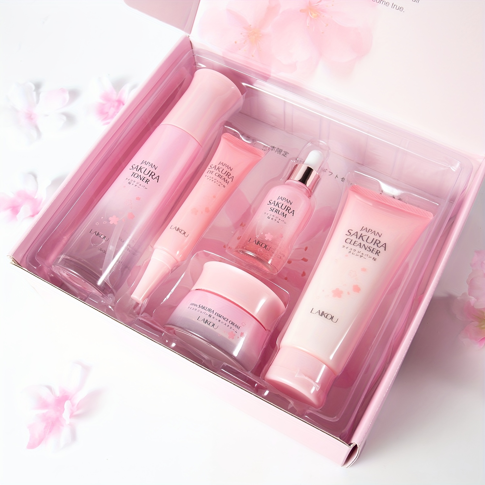 Poklon set za svakodnevnu njegu kože Sakura, uključuje gel za pranje lica 100g, tonik 120ml, serum 30ml, kremu za područje oko očiju 30g, dnevnu i noćnu masku za lice 50g, duboko hidratantno