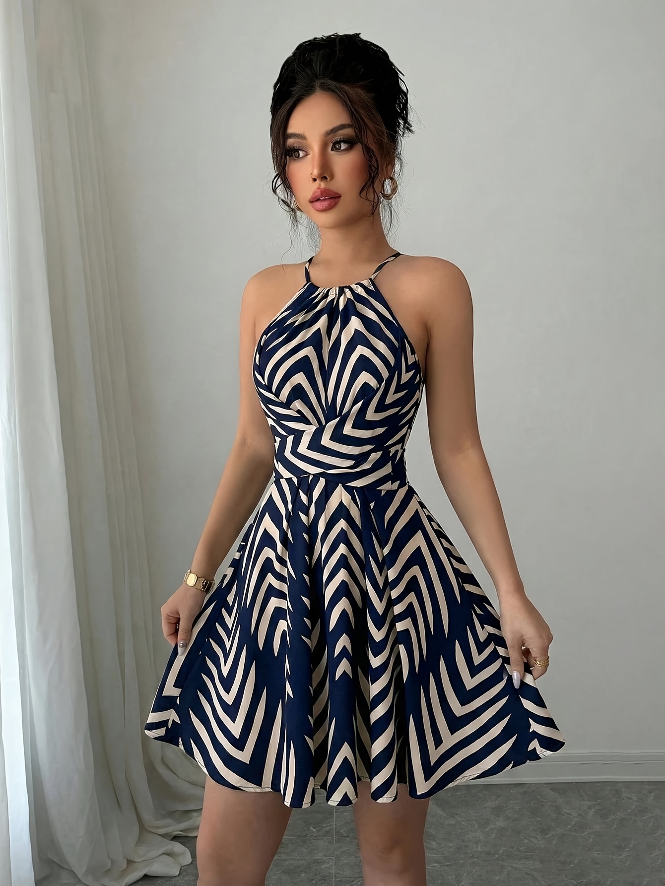 Vestido Curto Evasê com Laço e Estampado de Arco 2
