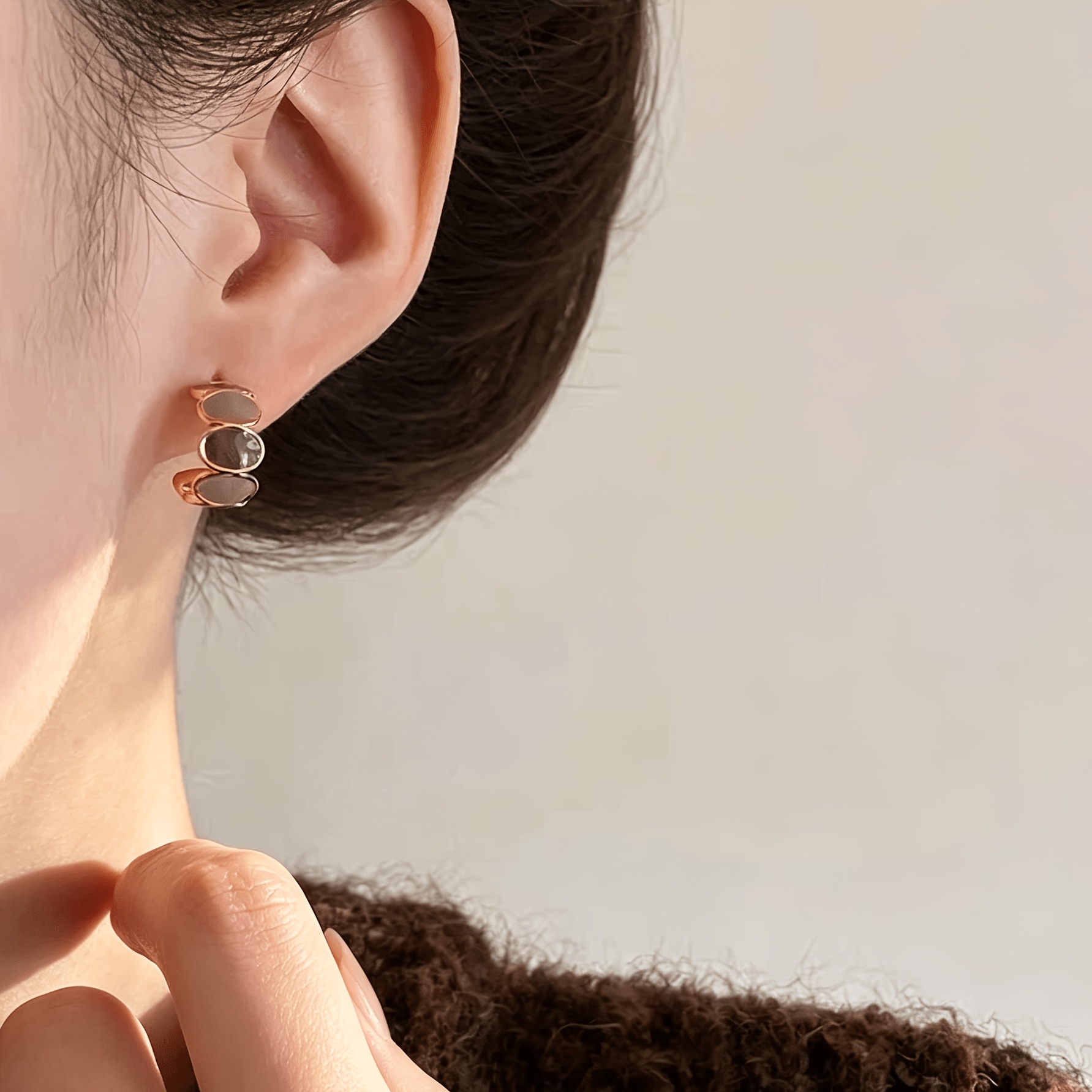 Women's Retro Exquisite Maillard Style Hollow Geometric Oval Earrings
