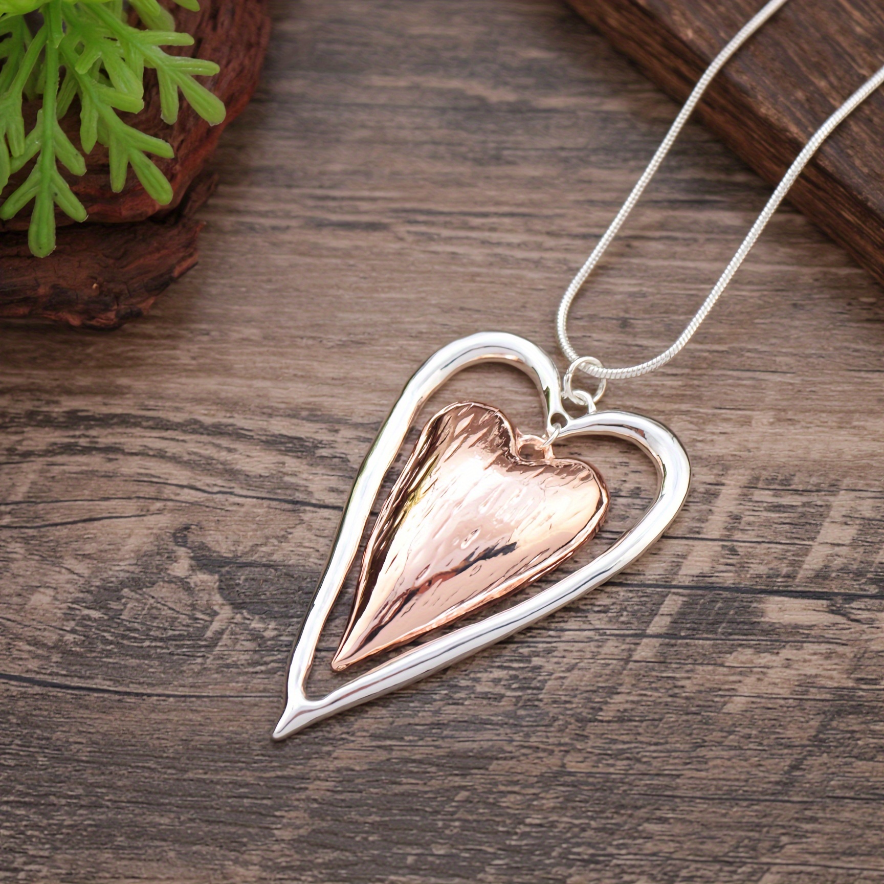 E-shop Eine minimalistische, vintage-matte, herzförmige lange Halskette mit Anhänger für Herbst und Winter, für den und Partys. Das Geschenk für Ihre