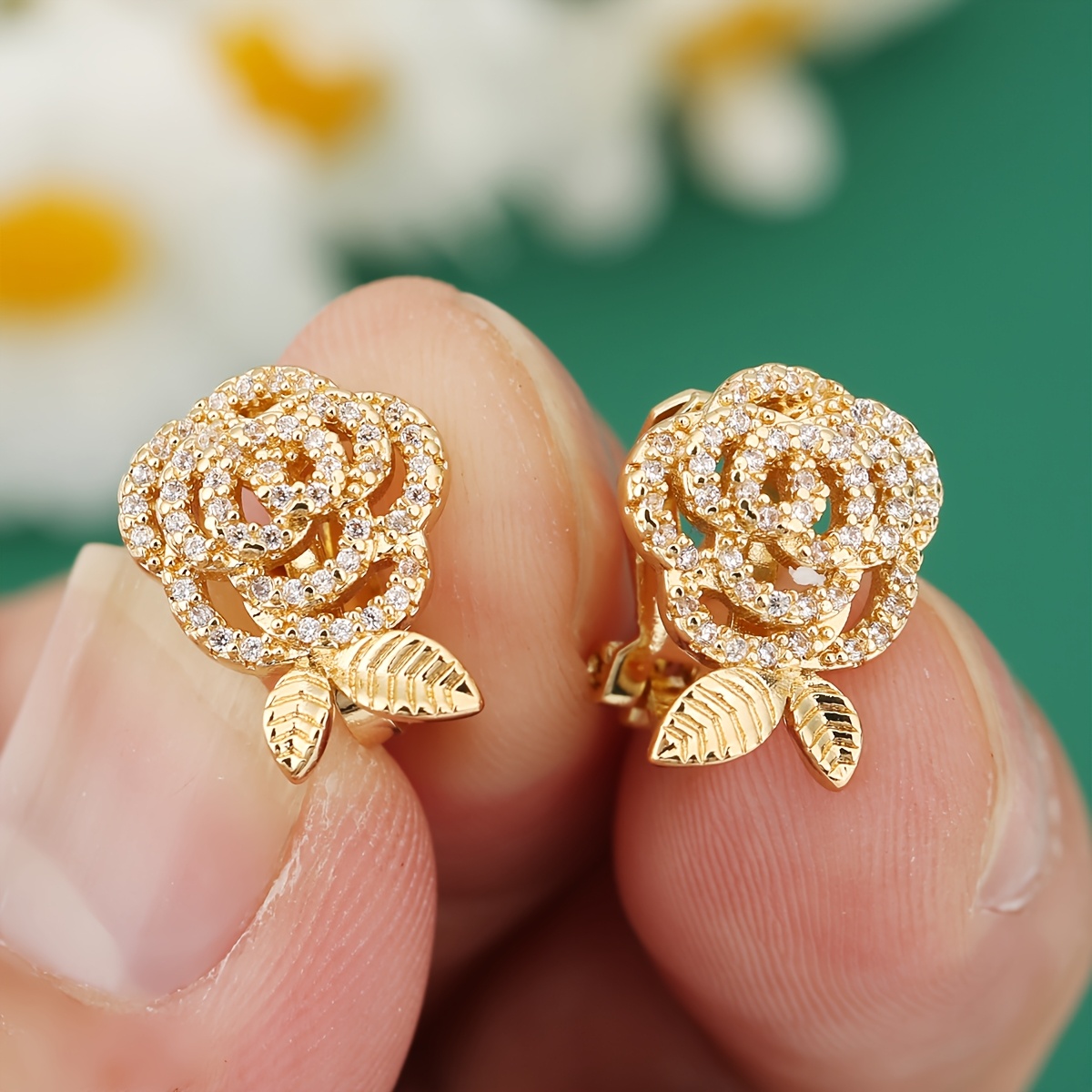 E-shop 1 Paar exquisite französische Rosen-Ohrringe für Damen – Elegante synthetische Zirkonia-Blumen-Ohrmanschetten, zierlicher Luxusschmuck,
