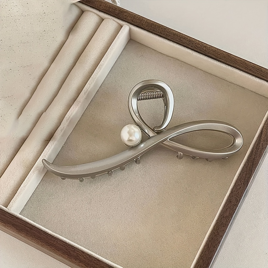 Image of Silvery Gray Cold Wind Temperament Simple Pearl Hair Clip Fashionable High-end New Metal Hair Grab