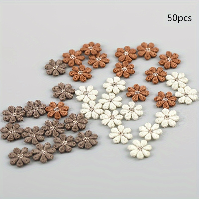 E-shop 50 Stk./Packung 13 mm Niedliche Gestickte Mini Kleine Blumen Stoffaufnäher Kleidung Schuhe Socken Box Verpackung Dekoration Zubehör Material