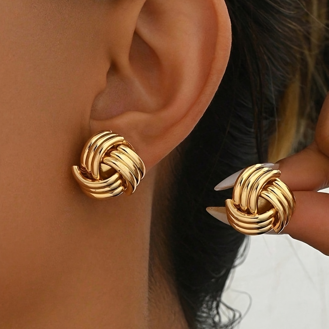 A Pair Of Light Luxury Fashionable Instagram-style And Coiled Ear Studs For Women