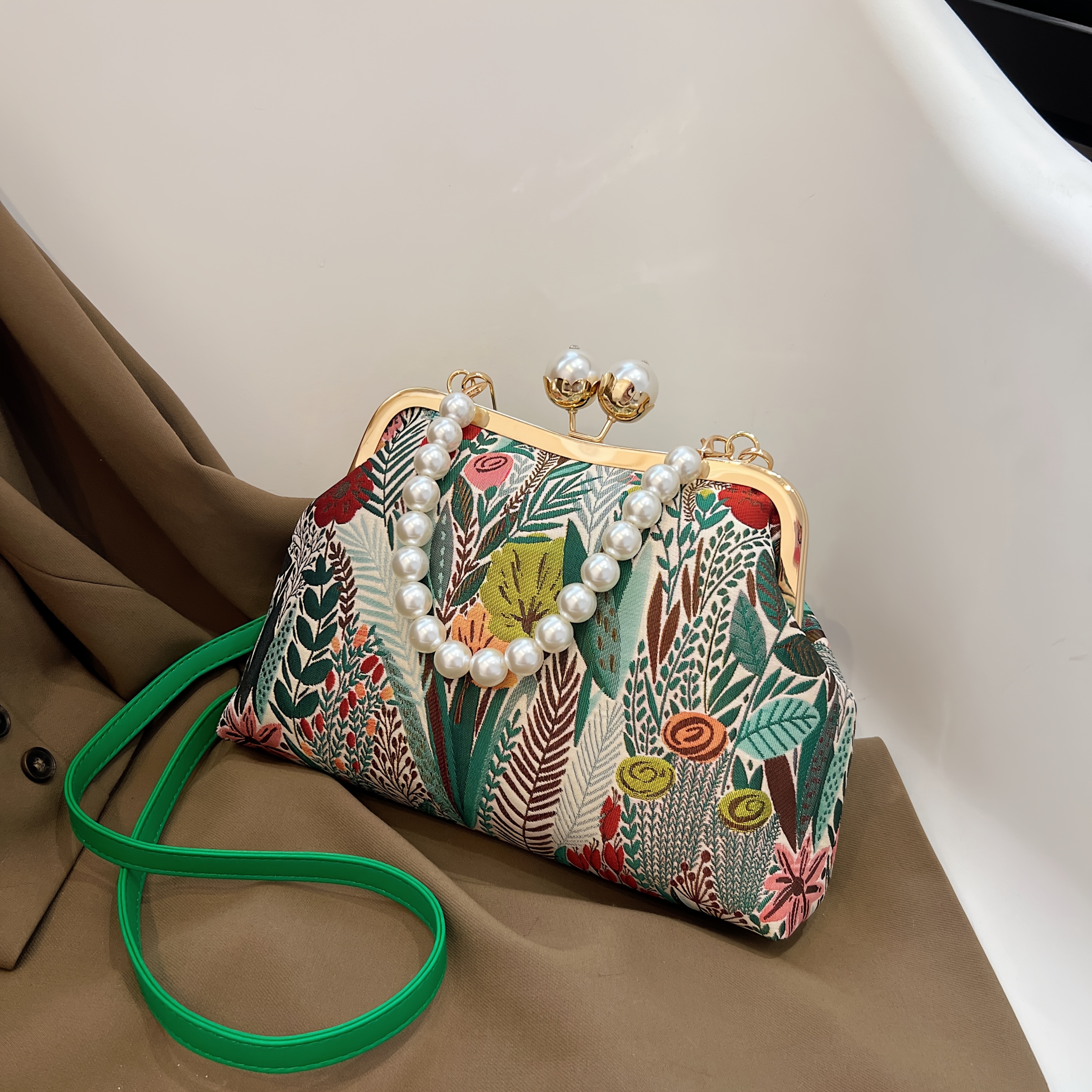 TEMU es un bolso. El diseño del bolso y floral rebosante de , y con una correa de removible y una asa de perlas de .