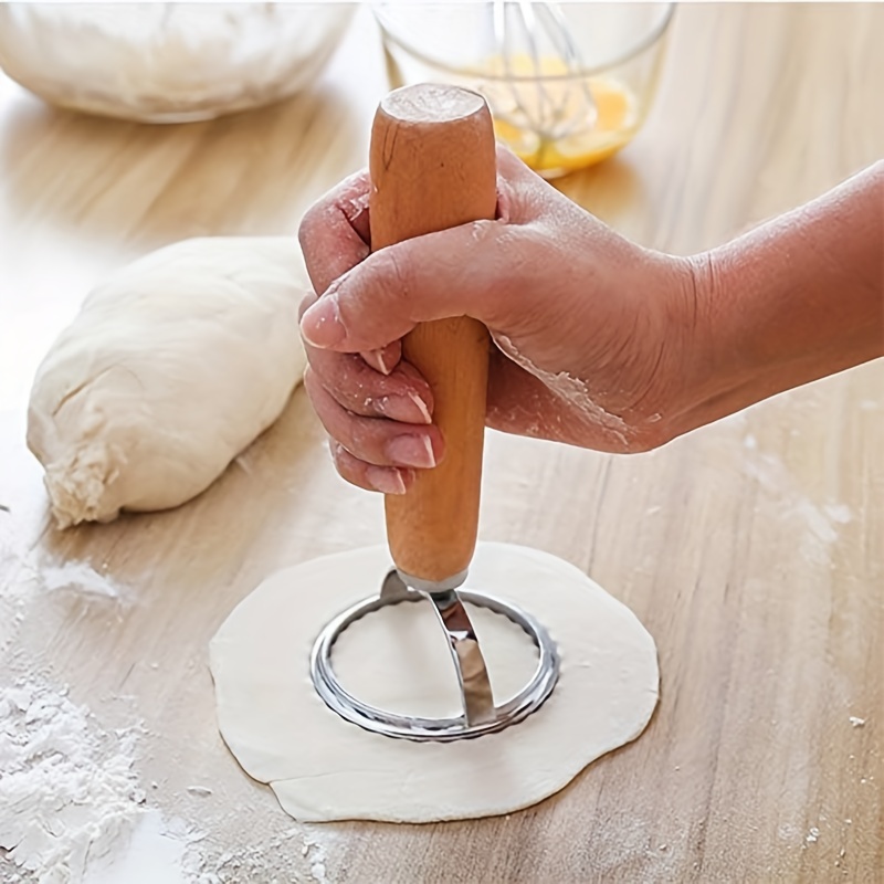 

Coupe-pâte en acier inoxydable - Emporte-pièce à raviolis rond de 6,5 cm, presse à pâte à raviolis avec manche en bois pour à domicile, emporte-pièce à pâtisserie et à biscuits