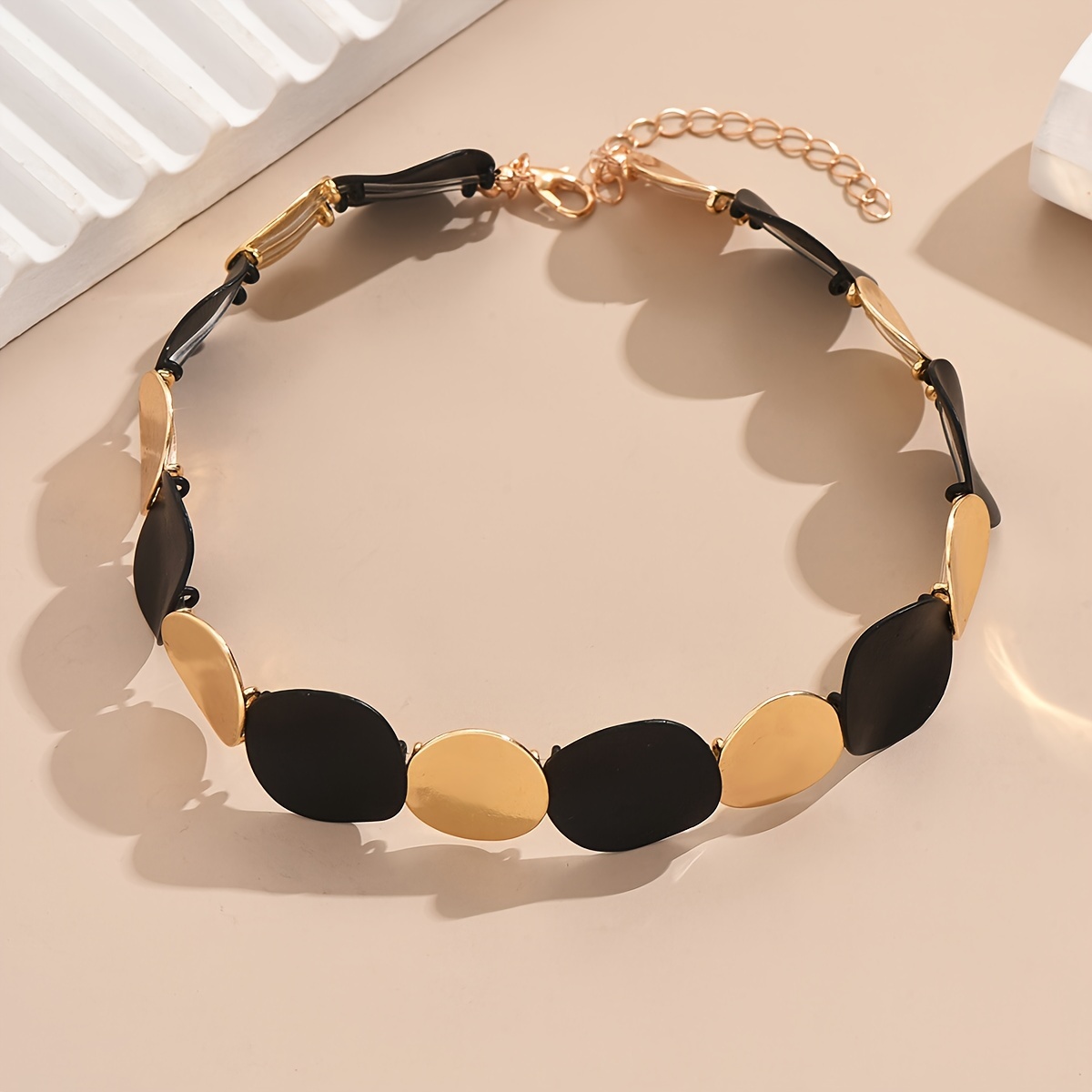 Image of A Retro Fashion Mixed Color Geometric Disc Neck Necklace, Women' Daily Party All Match Necklace Jewelry