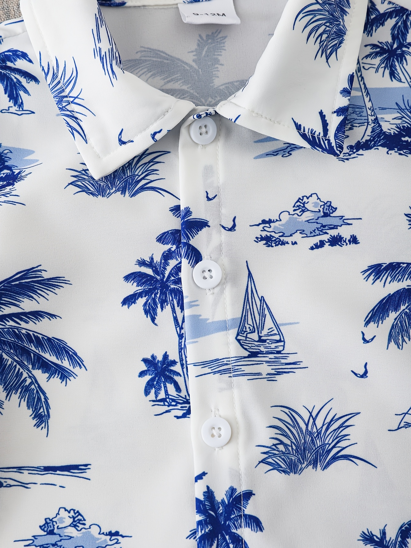 ensemble   bleu et blanc pour garçons :   avec imprimé   bleu, chemise à manches courtes motif  , shorts  . présente des    s   avec une ambiance   détendue. convient pour   de printemps et dété et le streetwear. tissu 3