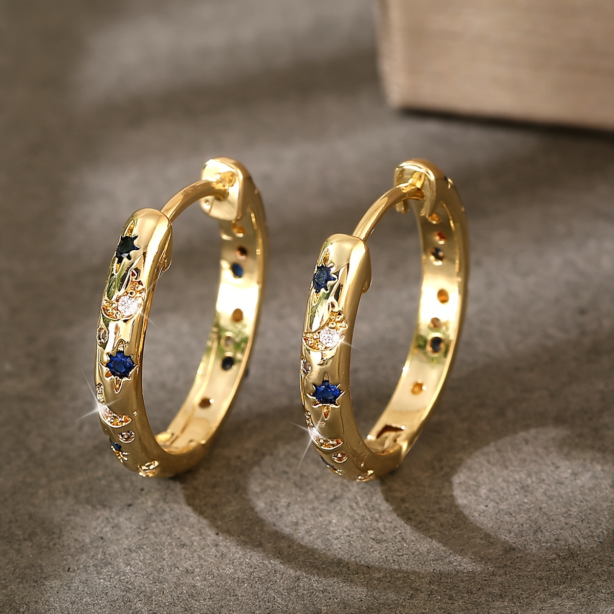 E-shop Elegante Edelstahl-Ohrhänger mit farbenfrohen kubischen synthetischen Zirkon, goldenem Mond und Stern, großen Ohrringkreisen, geeignet für