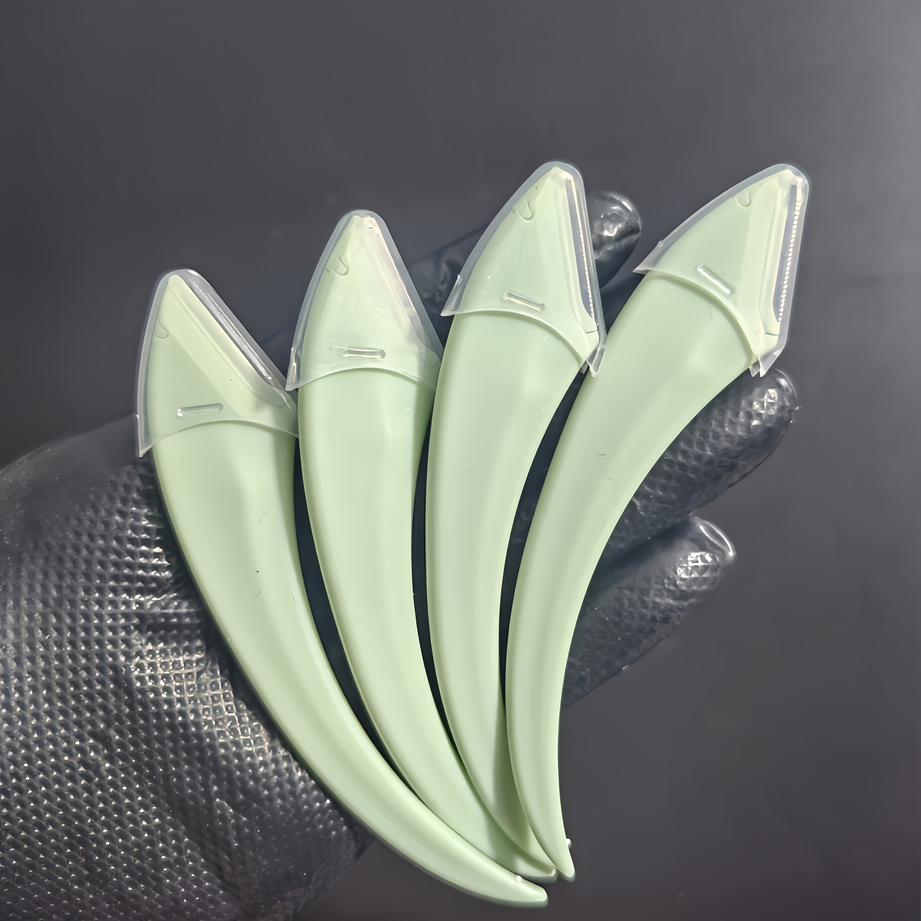 Image of Set Of 4 Eyebrow Razors. The Grid-patterned Help Avoid Cuts. Are Lightweight And Flexible For Accurate Shaping. Suitable For Men And Women. Travel. Heads Come With Protective Caps. A Wonderful Gift