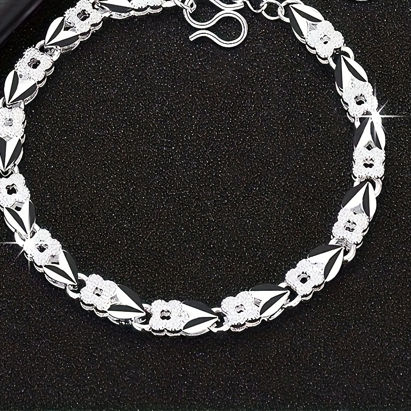 Women's Exquisite Silver Clover-Shaped Bracelet, Ideal Gift
