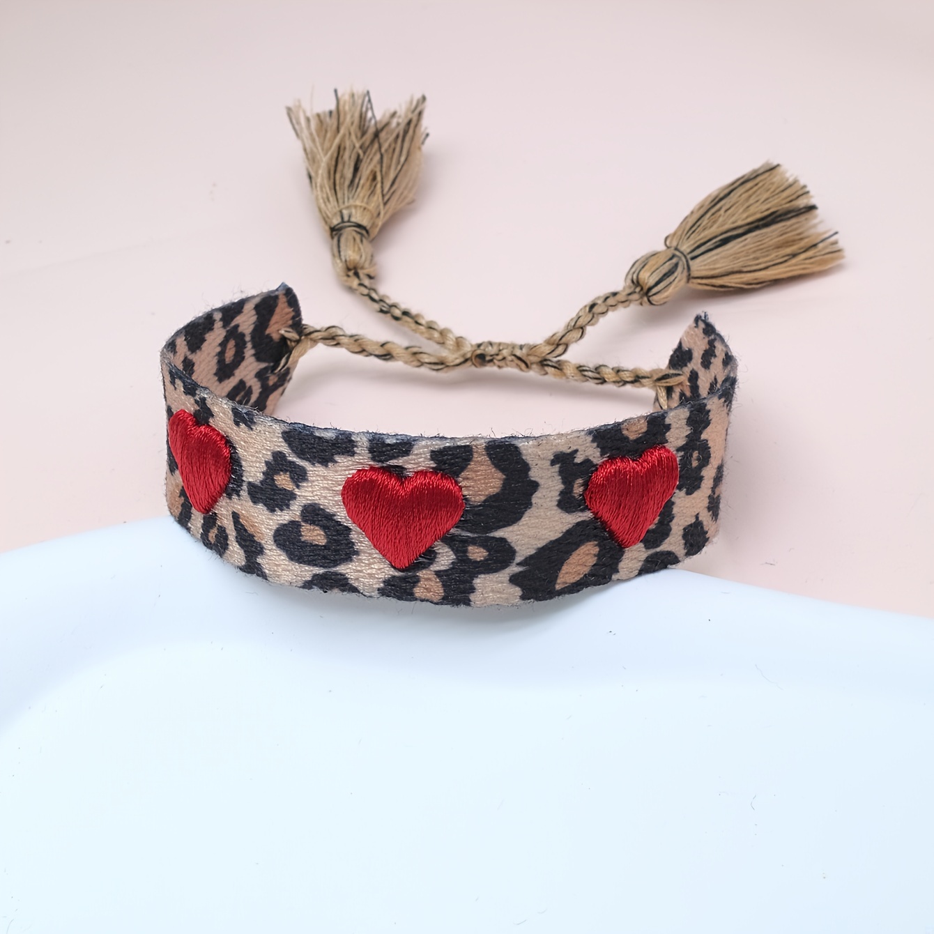 

Indispensable pour les Fêtes | Bracelet Chic à Imprimé Léopard & Cœur Rouge Brodé à - Style Élégant, Fibre de Polyester, Idéal pour les Fêtes, les &